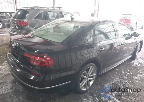 2018 Volkswagen Passat 2.0T R-Line/2.0T S z USA, uszkodzony, nr VIN 1VWAA7A30JC038361